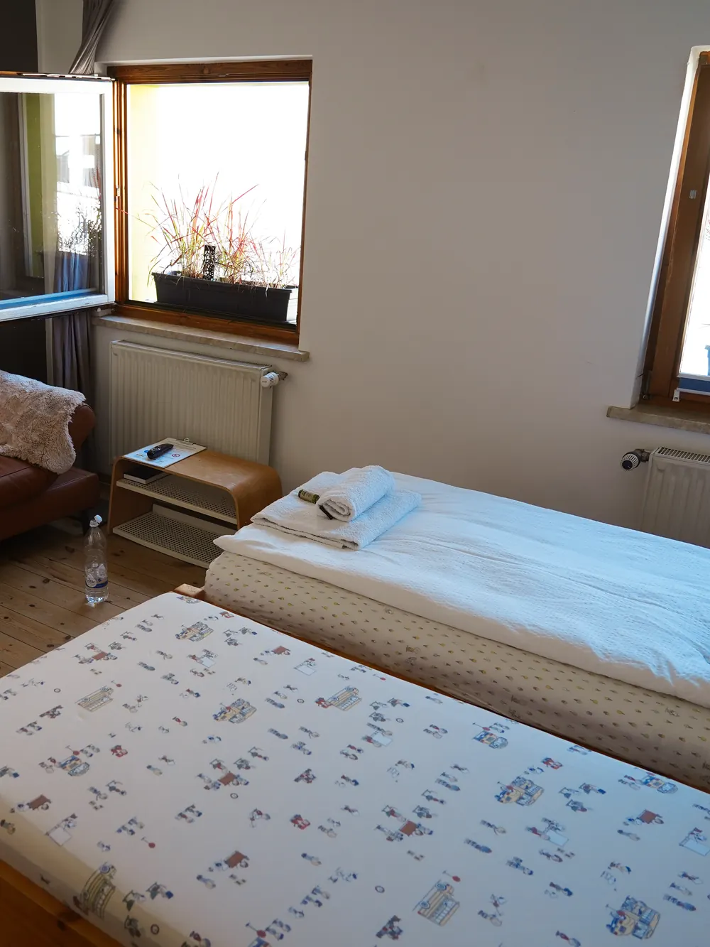 Ein weiteres Doppelzimmer mit Sofa und Fernseher